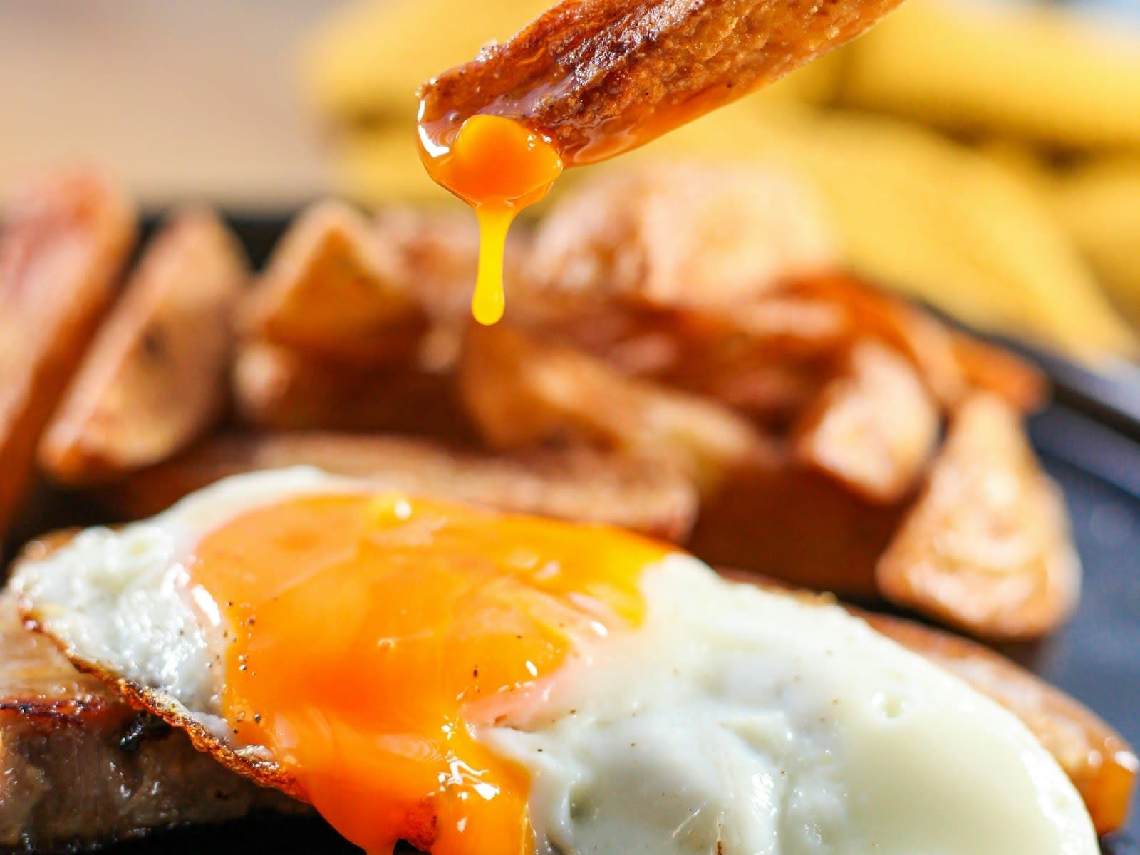 Huevos rotos jamón