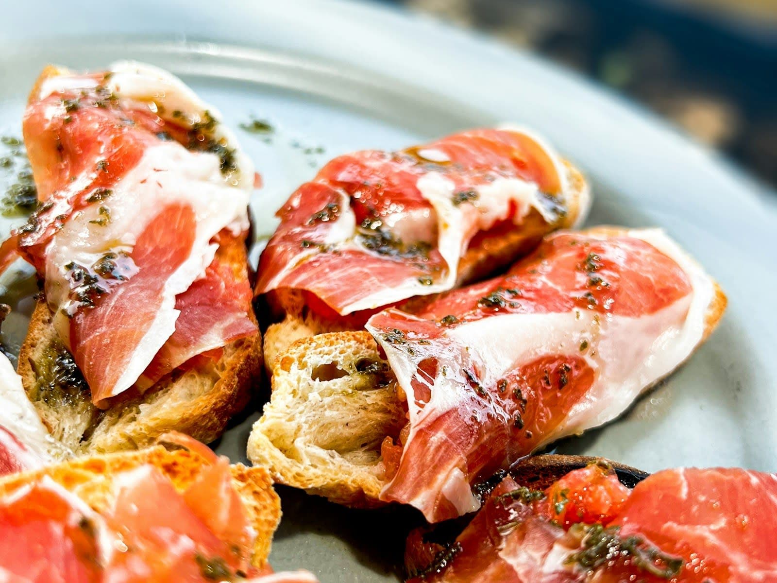 Tostada con aceite, tomate y jamón serrano