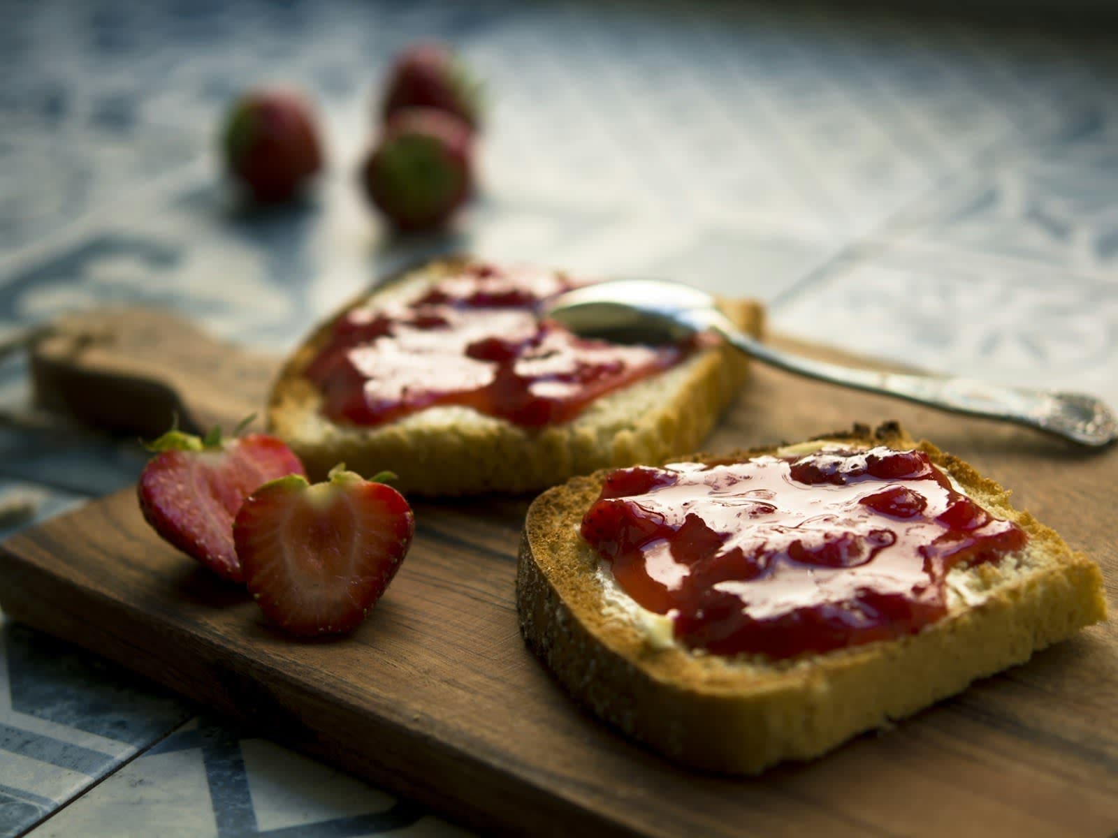 Tostada con mantequilla y mermelada de fresa