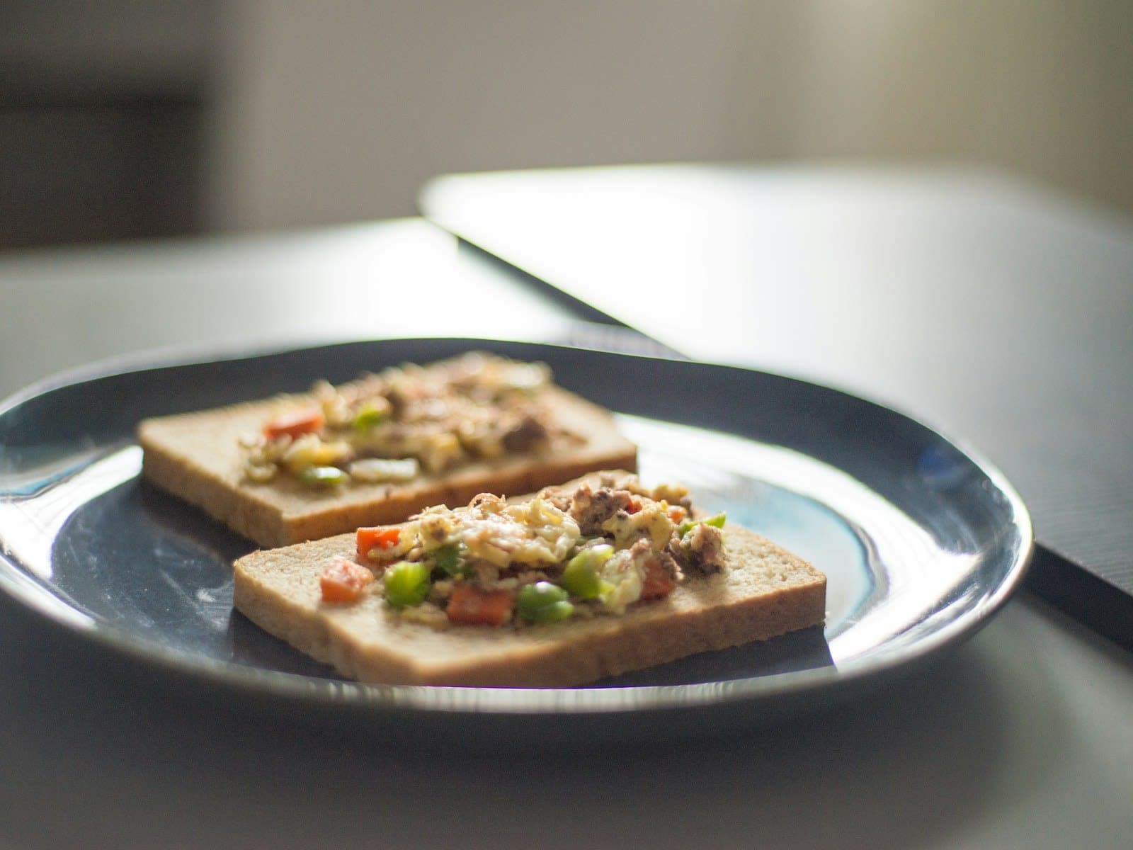 Tostada de atún con olivas rellenas de anchoa