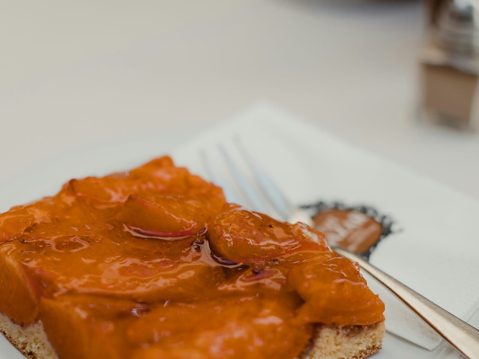 Tostada de mantequilla y mermelada de melocotón