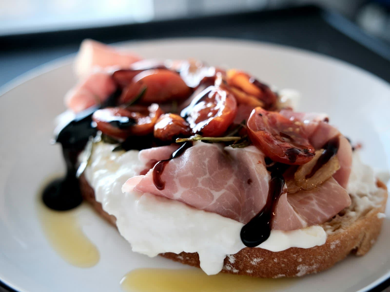 Tostada con aceite, tomate, jamón serrano y queso curado